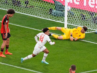 Zakaria Aboukhlal anota ante Courtois el segundo gol de Marruecos ante Bélgica.