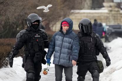 La policía detiene a un hombre que quería depositar flores en honor a Alexei Navalny, en San Petersburgo, este sábado. 