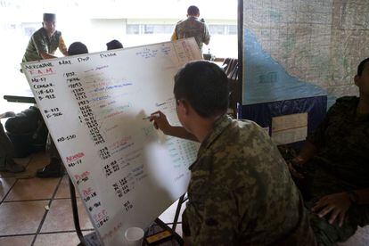 Un militar planea los desplazamientos de los helicópteros de rescate, en la base de Pie de la Cuesta (Guerrero).
