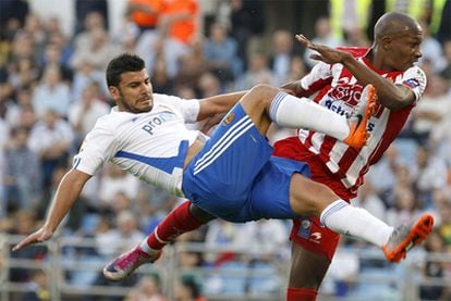 Gregory forcejea con Braulio.
