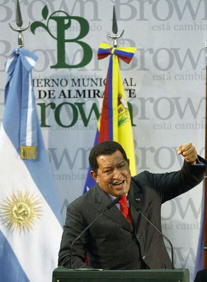 A la izquierda, Chávez, durante un acto público en Argentina, en el año 2008. A la derecha, trabajadores de las 34 emisoras de radio cerradas por el Gobierno  durante una manifestación en Caracas, la pasada semana.