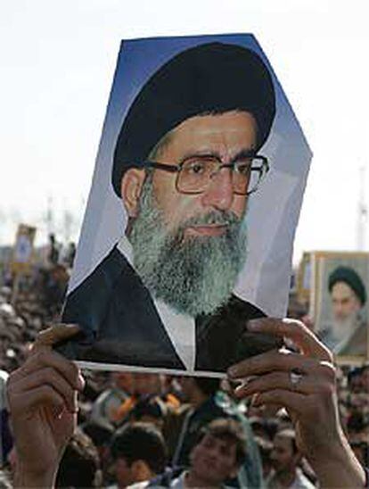 Un iraní muestra el retrato del líder de la revolución, Alí Jamenei.