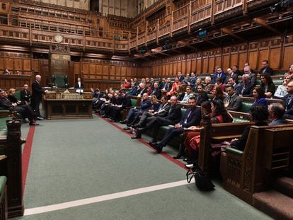 El presidente de la Cámara de los Comunes, Lindsay Hoyle, habla en la Cámara frente a decenas de parlamentarios en enero de 2020.