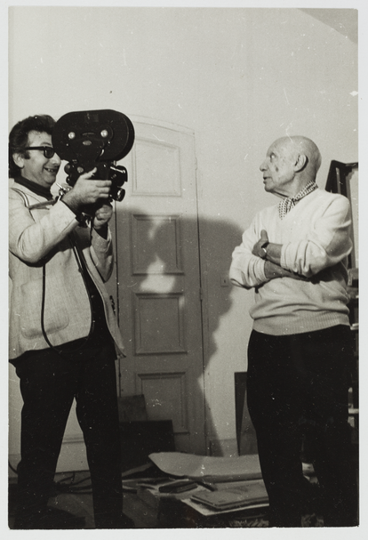 El fotógrafo Lucien Clergue filma a Picasso en el salón de su villa, Notre-Dame-de-Vie, durante el rodaje del documental 'Picasso, guerra, amor y paz', el 11 de octubre de 1969.