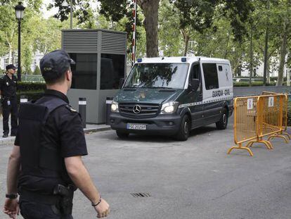 Un furgón traslada a Villar a prisión.