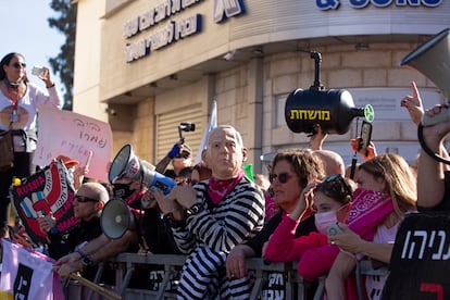 Protesta contra Netanyahu, el lunes ante el tribunal que le juzga en Jerusalén.