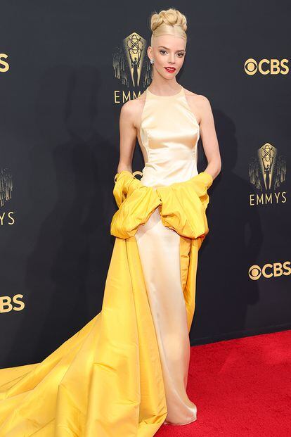 Anya Taylor-Joy, nominada a mejor actriz protagonista de miniserie o película para televisión por Gambito de dama, se atrevió con el amarillo con un diseño de Christian Dior.