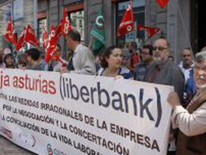 Representantes sindicales de Liberbank, concentrados ante la sede de Cajastur en Oviedo para protestar por los traslados en la nueva entidad financiera. EFE/Archivo