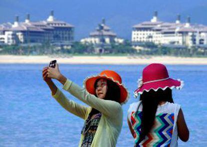 Una turista haciendo un 'selfie' en una playa de la isla de Wuzhizhou, en Sanya (China).