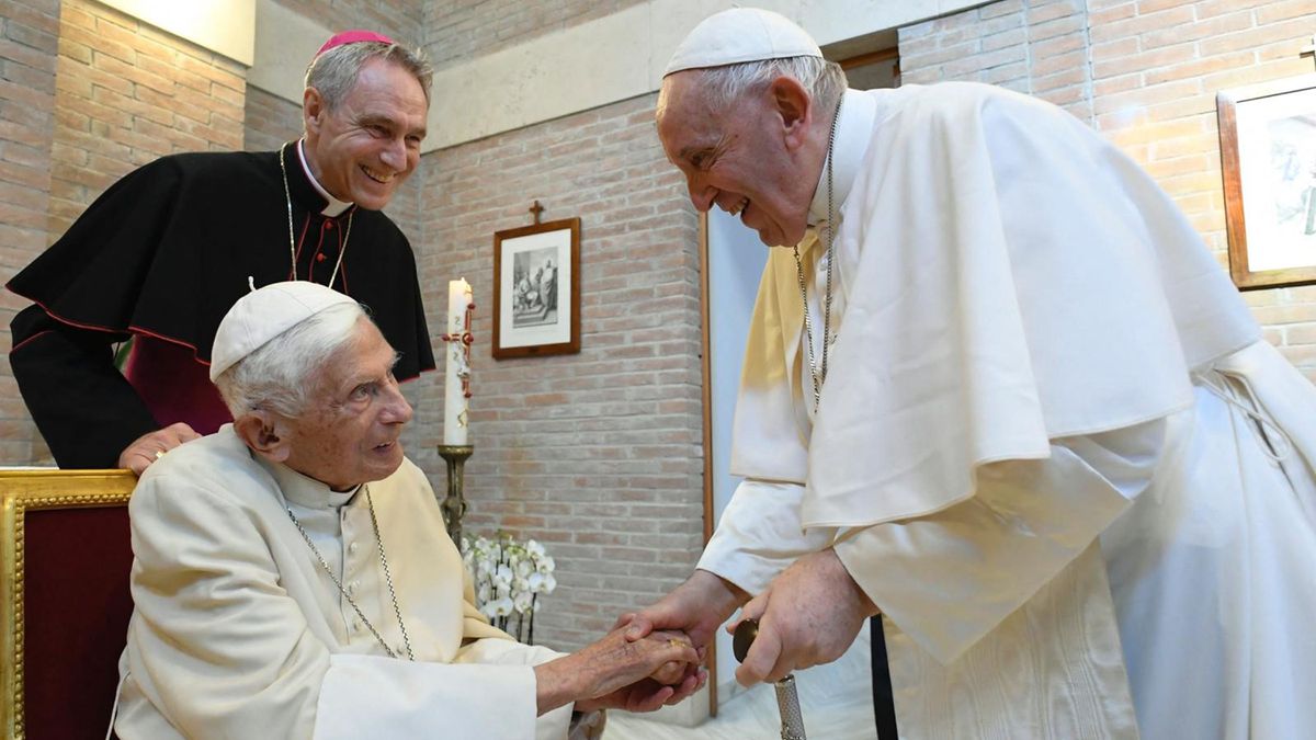 El Papa pide «una oración especial» por Benedicto XVI que está «muy enfermo» |  Internacional