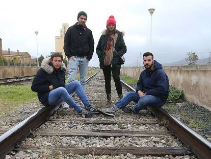 31/10/2018 Llerena (Badajoz). vías del tren con la traviesas de madera. Manuel Toro, Antonio Alcaide, Marta Sevilla y Claudio Millán, jóvenes vecinos del pueblo
