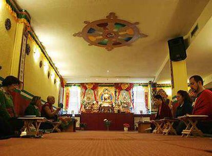 Ceremonia en la comunidad budista Thubten Dhargye Ling, fundada en 2003 por el Lama Guese Tsering Palden 
en Madrid
