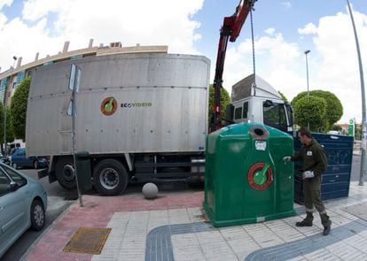 La cadena del reciclado de vidrio empieza o termina cuando se vacía el contenedor verde.