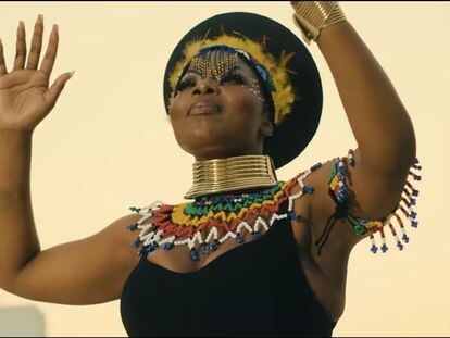 Fotograma del videoclip de 'Bayethe', que en zulú significa "aclamación", del vocalista Nomcebo Zikode.