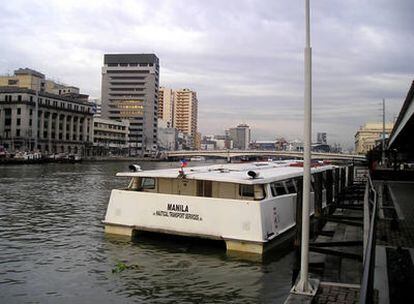 Los barcos de transporte de viajeros ofrecen otra cara de la ciudad desde el río Pasig