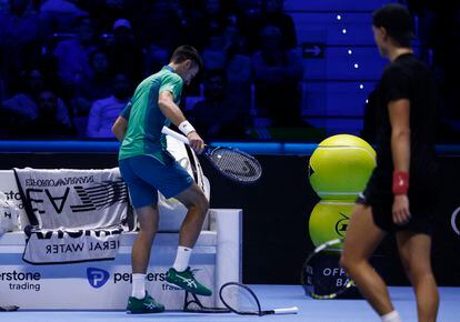 Djokovic patea dos raquetas ante la mirada de Rune en el Pala Alpitour de Turín.