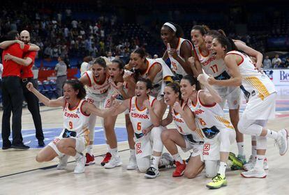 Las jugadoras española celebran el triunfo