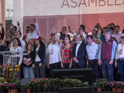 El presidente nacional del Morena, Mario Delgado, la Jefa de Gobierno, Claudia Sheinbaum y Epigmenio Ibarra durante un mitin en defensa de la reforma eléctrica, el 6 de abril.