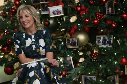 Jill Biden reveló la decoración posando ante el árbol, sentada, sonriente y leyendo su libro 'Don´t Forget, God Bless Our Troops'. 