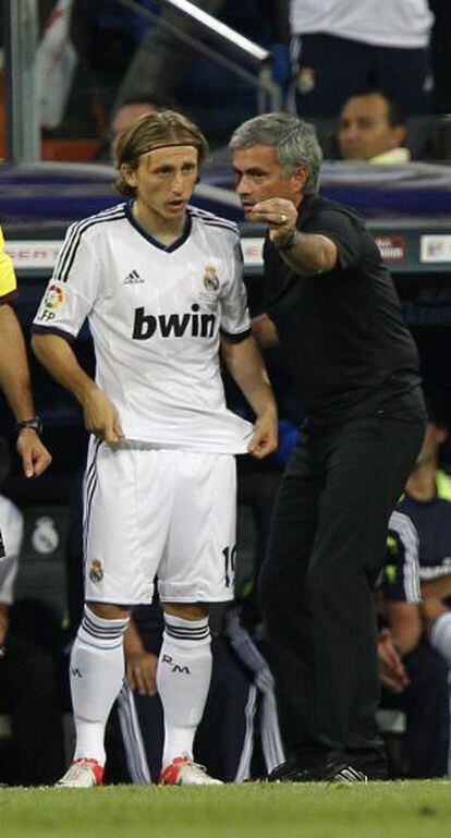 Modric recibe instrucciones de Mourinho el día de su debut.