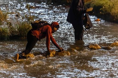 Un joven tropieza mientras cruza el río Grande hacia El Paso, Texas, para buscar asilo. 