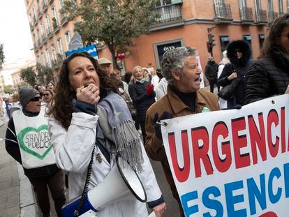 Médicos de los hospitales y profesionales de atención primaria se manifiestan de manera conjunta por la calle de Fuencarral (Madrid) el 1 de marzo de 2023.