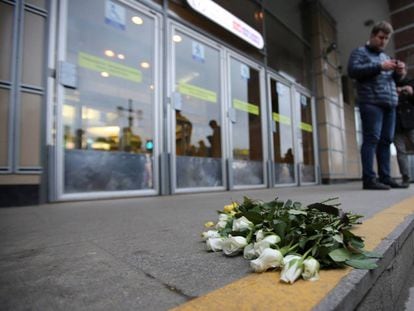 Flores depositadas frente a la estación del metro de San Petersburgo en que se produjo un atentado el pasado 2 de abril.