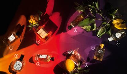 <b>1. Néroli Amara Collection Extraordinaire</b>, de Van Cleef & Arpels. Inspirada en la sombra de un naranjo amargo en flor, incluye en su jugo nerolí, absoluto de azahar, petitgrain (naranjo agrio) y esencia de cáscara de naranja. 140 euros (75 ml). | <b>2. Eau des Sens</b>, de Diptyque. Esta agua de colonia es un auténtico tributo a la naranja amarga: en su corazón hay flor de naranja, nerolí y petitgrain. Le acompaña el enebro, el sándalo y la vainilla. 98 euros (100 ml). | <b>3. Orange Sanguine</b>, de Atelier Cologne. Este extracto de perfume tiene una concentración de aceites esenciales naturales del 15%, en el que destacan las notas de naranja sanguina de Italia, naranja amarga de Sevilla, jazmín de Egipto y haba tonka de Brasil. 150 euros (100 ml). | <b>4. Bois D’Hadrien</b>, de Annick Goutal. Perfume unisex. Su concentrado de cítricos contrasta con el ciprés, el abeto, la hiedra y las notas amaderadas y especiadas. 102 euros (50 ml). | <b>5. Eau de Néroli Doré</b>, de Hermès. Esta colonia rinde homenaje al mar Mediterráneo. El acorde de azafrán es el encargado de aportar el toque de sol. 101 euros (100 ml). | <b>6. Eau de Givenchy (2018)</b>, de Givenchy. Esta fragancia para hombres y mujeres mezcla notas frescas (naranja, mandarina y bergamota) y amaderadas (madera de cedro y almizcle) para expresar las sensaciones de una tarde en la Costa Azul. 79,50 euros (100 ml). | <b>7. Infusion Mandarine</b>, de Prada. Se trata de la primera fragancia cítrica en incorporarse a la colección Les Infusions. Constituye una representación coreografiada de los matices esenciales de una naranja, con las notas presentes en la superficie y en la pulpa de la fruta. 114,50 euros (100 ml). | <b>8. La Vie Est Belle L’Éclat</b>, de Lancôme. Esta eau de toilette está compuesta por un corazón absoluto de flor de azahar, absoluto de jazmín de Arabia y esencia de nerolí que deja paso a un fondo de ámbar de madera y almizcle. 111 euros (100 ml).