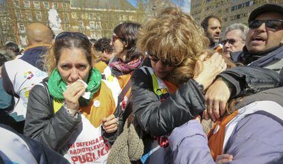 Trabajadores de Telemadrid, en el exterior del Tribunal Supremo, se abrazan tras conocer el fallo.