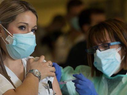 Personal sanitario del Hospital de Sant Pau de Barcelona recibe la vacuna contra la Covid 19, este martes
