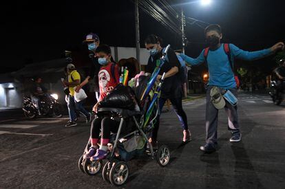 Una familia en la caravana reunida en San Pedro Sula (Honduras).