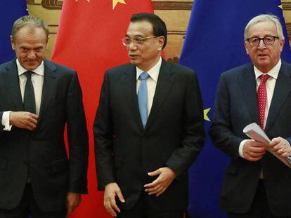 El primer ministro chino, Li Keqiang, entre el presidente del Consejo Europeo, Donald Tusk (izquierda), y el de la Comisión Europea, Jean-Claude Juncker, en 2018.