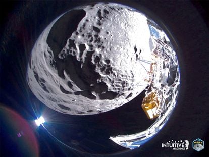 Una de las imágenes enviada desde la Luna por el módulo de aterrizaje 'Odiseo', de Intuitive Machines.