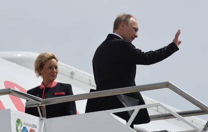 El presidente ruso, Vladímir Putin, saluda desde la escalerilla poco antes de abandonar Brisbane.