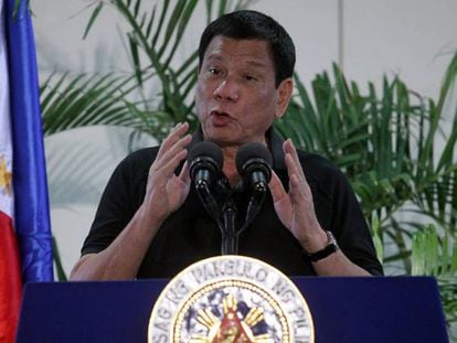 Rodrigo Duterte, este viernes, en el aeropuerto internacional de Davao.