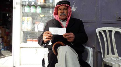 Ismail Jatib muestra su tarjeta de la UNRWA fotocopiada.