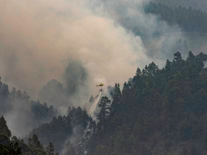 Un helicóptero descarga agua sobre el incendio de La Palma, en el municipio de Tijarafe, este lunes.