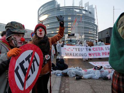 Dos manifestantes disfrazados protestan contra CETA ante la sede en Estrasburgo del Parlamento Europeo el pasado febrero.