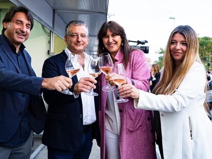 El diputado Francesc de Dalmases; el alcalde de Sant Sadurní, Josep Maria Ribas; la presidenta de Junts, Laura Borràs y la diputada Ester Vallés, en su visita el sábado a la feria del cava de dicha localidad barcelonesa.