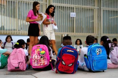 Alumnos de una escuela del barrio de El Carmel, de Barcelona, el pasado día 5 de septiembre, en el arranque del curso.