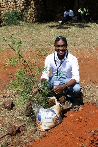 Richard Wambua planta un árbol en el Parque Uhuru.