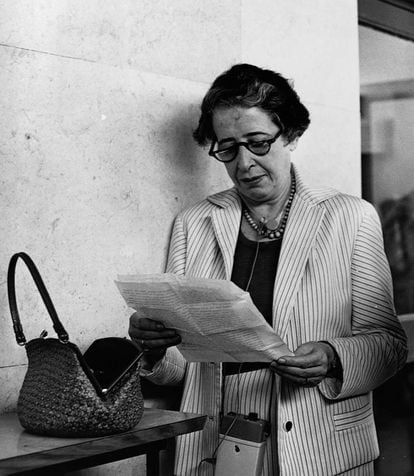 Hannah Arendt lee un documento en 1960.