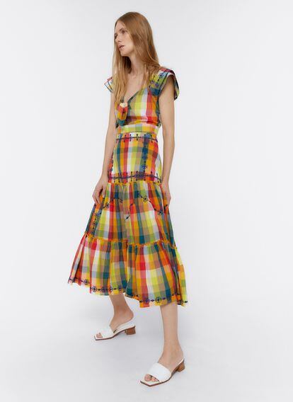 Con este vestido de cuadros, a todo color y con bordados tendrás la sensación de estar en un picnic eterno. De Uterqüe (129 euros).