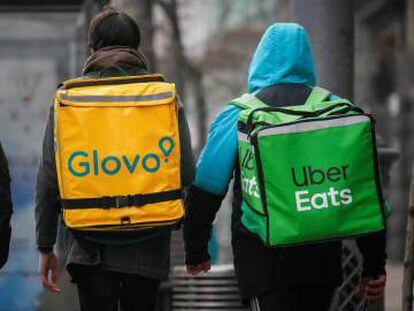 Repartidores de Glovo y Uber Eats en Kiev (Ucrania).