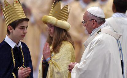 El papa Francisco oficia misa este jueves en la Basílica de San Pedro.