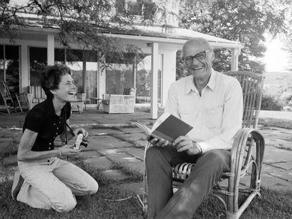 La fotógrafa Inge Morath y su marido, el escritor Arthur Miller, en su casa de Connecticut, en 1975.