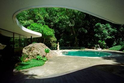 El mejor arquitecto de Brasil, Óscar Niemeyer, diseñó esta vivienda en la selva tropical en 1951, cerca de Río de Janeiro. Profundamente moderna, la Casa das Canoas es totalmente propia de su época y lugar.
