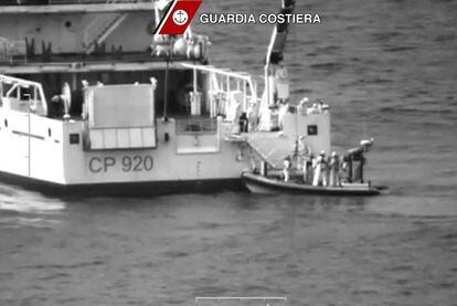 Un destartalado pesquero que había partido de la costa de Libia naufragó el 19 de abril cerca de Italia. 700 desaparecidos, solo 28 supervivientes y apenas 24 cadáveres rescatados fue el balance del trágico suceso. | <a href="http://internacional.elpais.com/internacional/2015/04/19/actualidad/1429431225_038632.html" target="blank"> IR A LA NOTICIA</a>