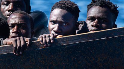 Un grupo de migrantes africanos en un bote en el mar Mediterráneo en febrero de 2021.
