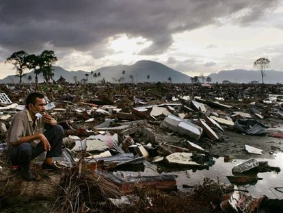 Un hombre contempla las ruinas de Banda Aceh (Indonesia) tras el desastre causado por un tsunami en diciembre de 2004.